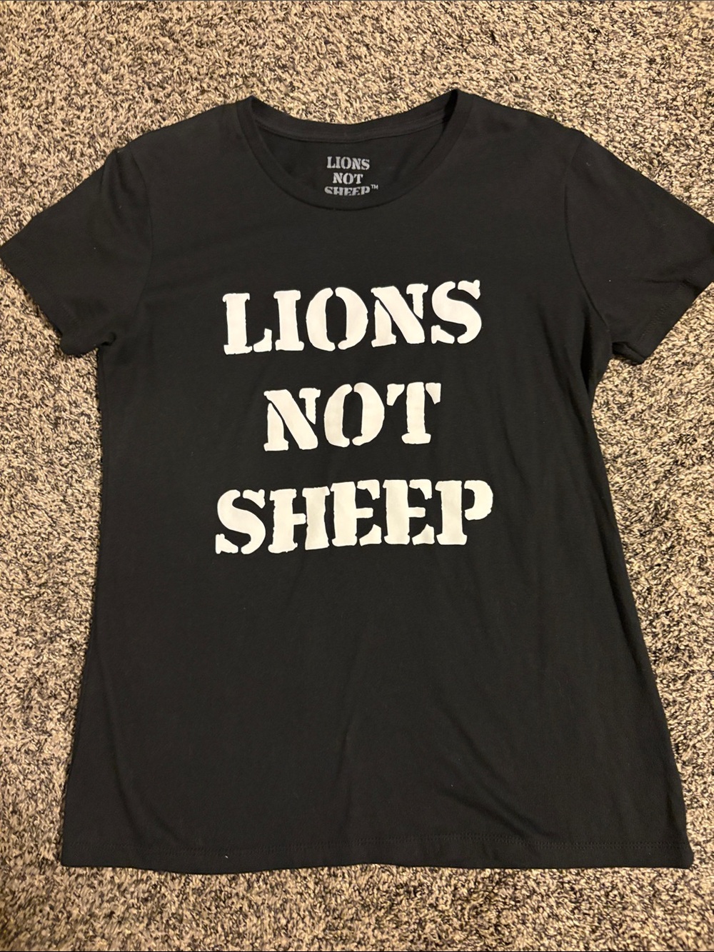 LIONS NOT SHEEP Black Graphic Tee. Women’s size extra large.